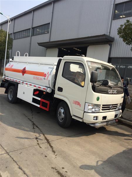 东风多利卡5吨加油车现车